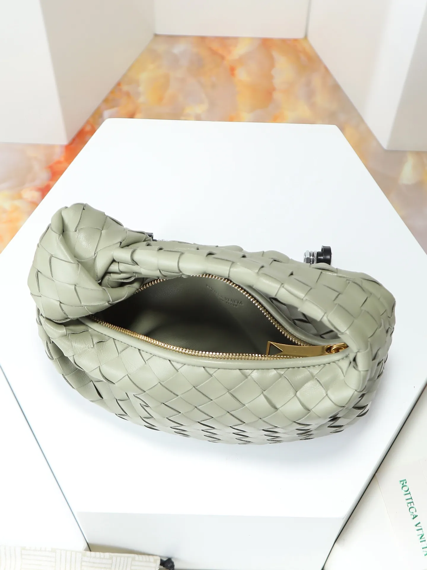 800. Bottega veneta͙.——-The latest braided and knotted hobo🔥 The top-grade lambskin leather is very soft, the bag shape is unique, practical and durable. It retains the traditional weaving elements while being a bit more flamboyant ~ Made of hand-woven sheepskin, zipper opening and closing, curved seamless structure, effortless to match. Highly recommended⚠️⚠️⚠️ The most high-end in the market🌈Welcome to compare [Factory complete package] size: 23x15x5cm.   Model: 651876